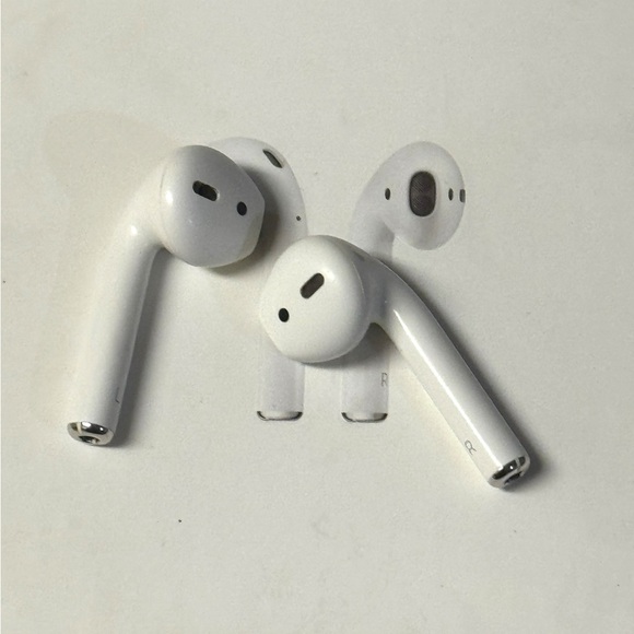 APPLE AirPods 2nd Generation w/Earphone Earbud & Wireless Charging Case w/Box - Picture 6 of 10